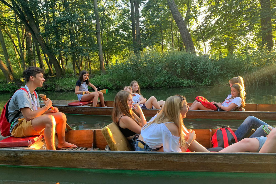 Bucksmore students punting on the river Cherwell