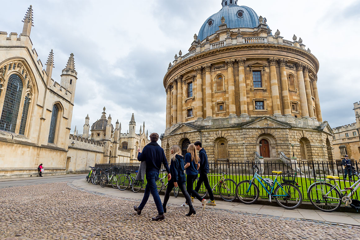 d'Overbroeck's school students in front of Radcliffe camera building